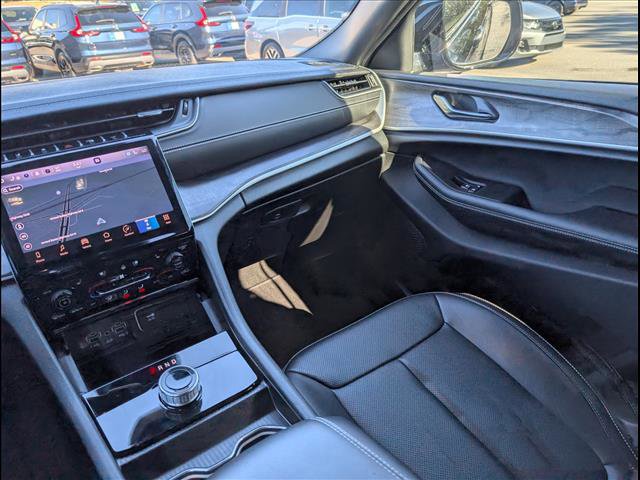 Used 2025 Jeep Grand Cherokee L Limited w/ Luxury Tech Group II image 9