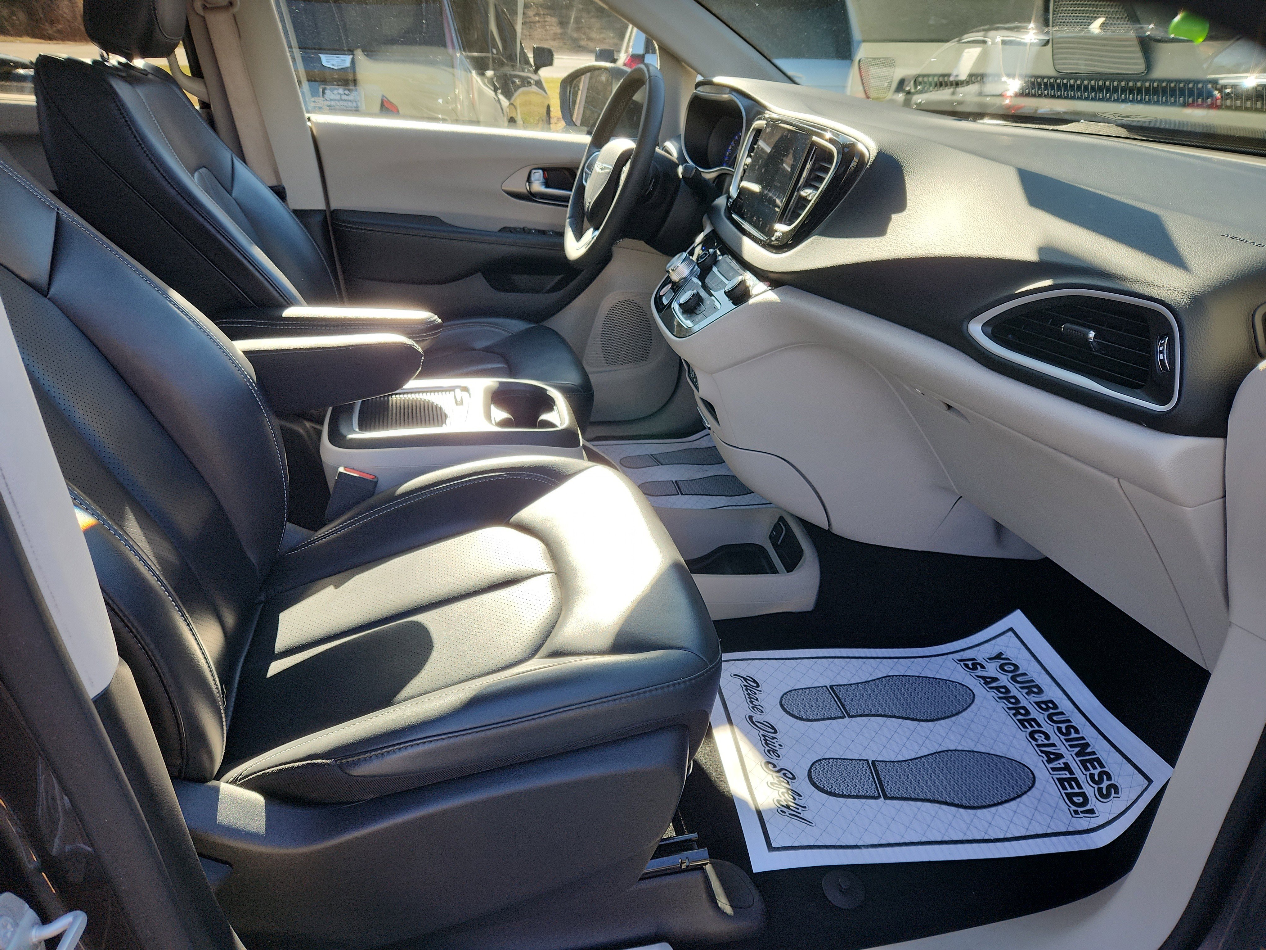 Used 2023 Chrysler Pacifica Touring-L image 34