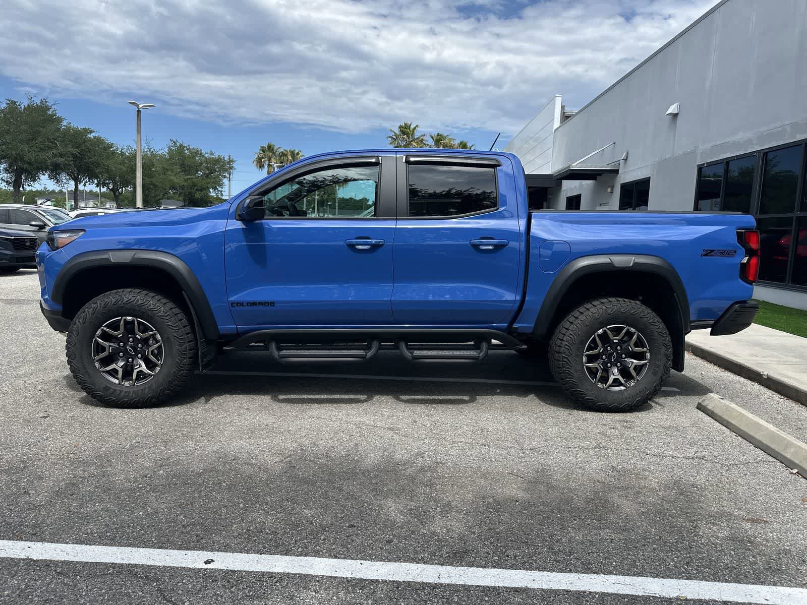 Used 2025 Chevrolet Colorado ZR2 w/ Technology Package AWD/4WD image 4