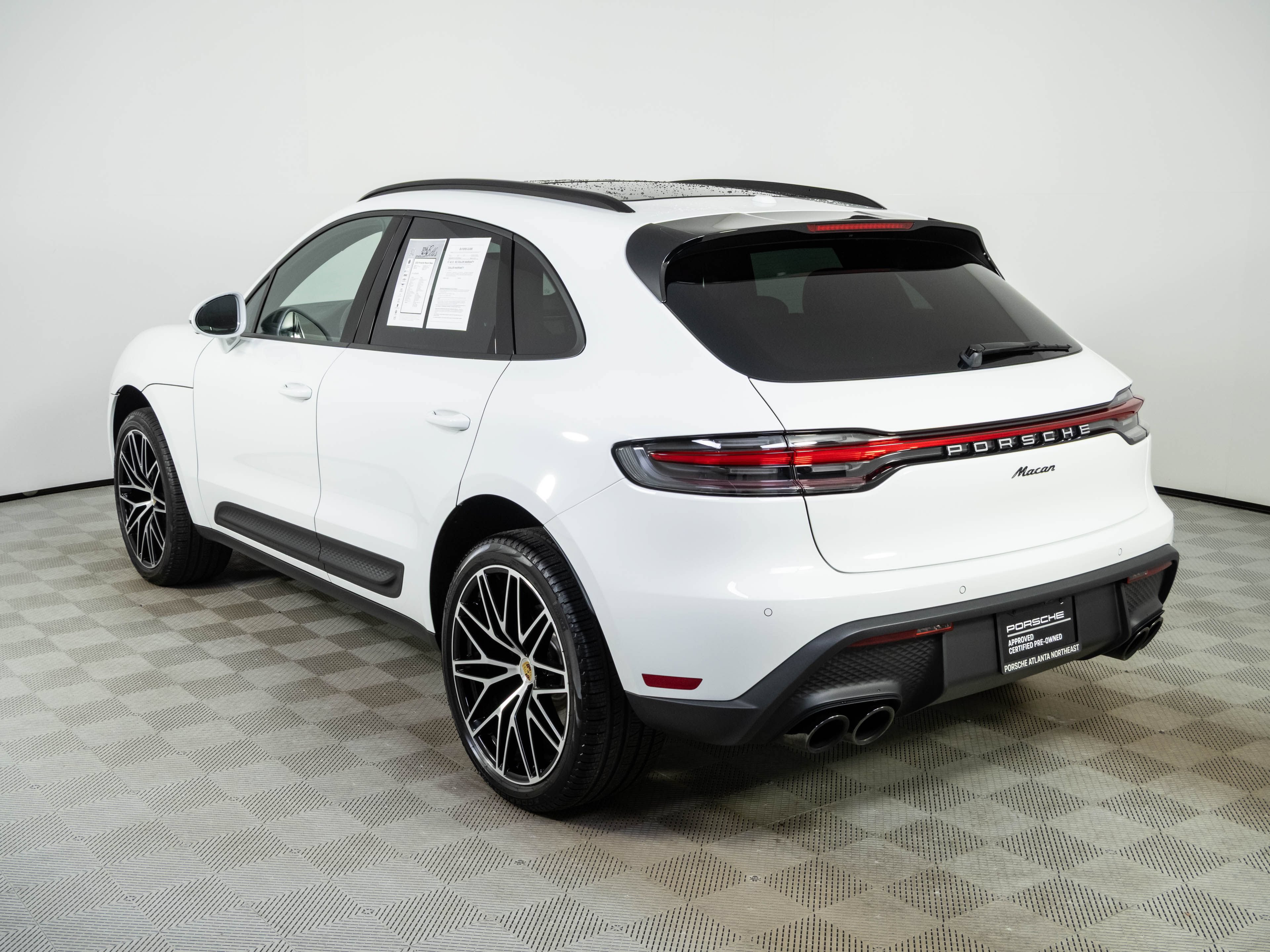 Certified 2026 Porsche Macan AWD/4WD image 3