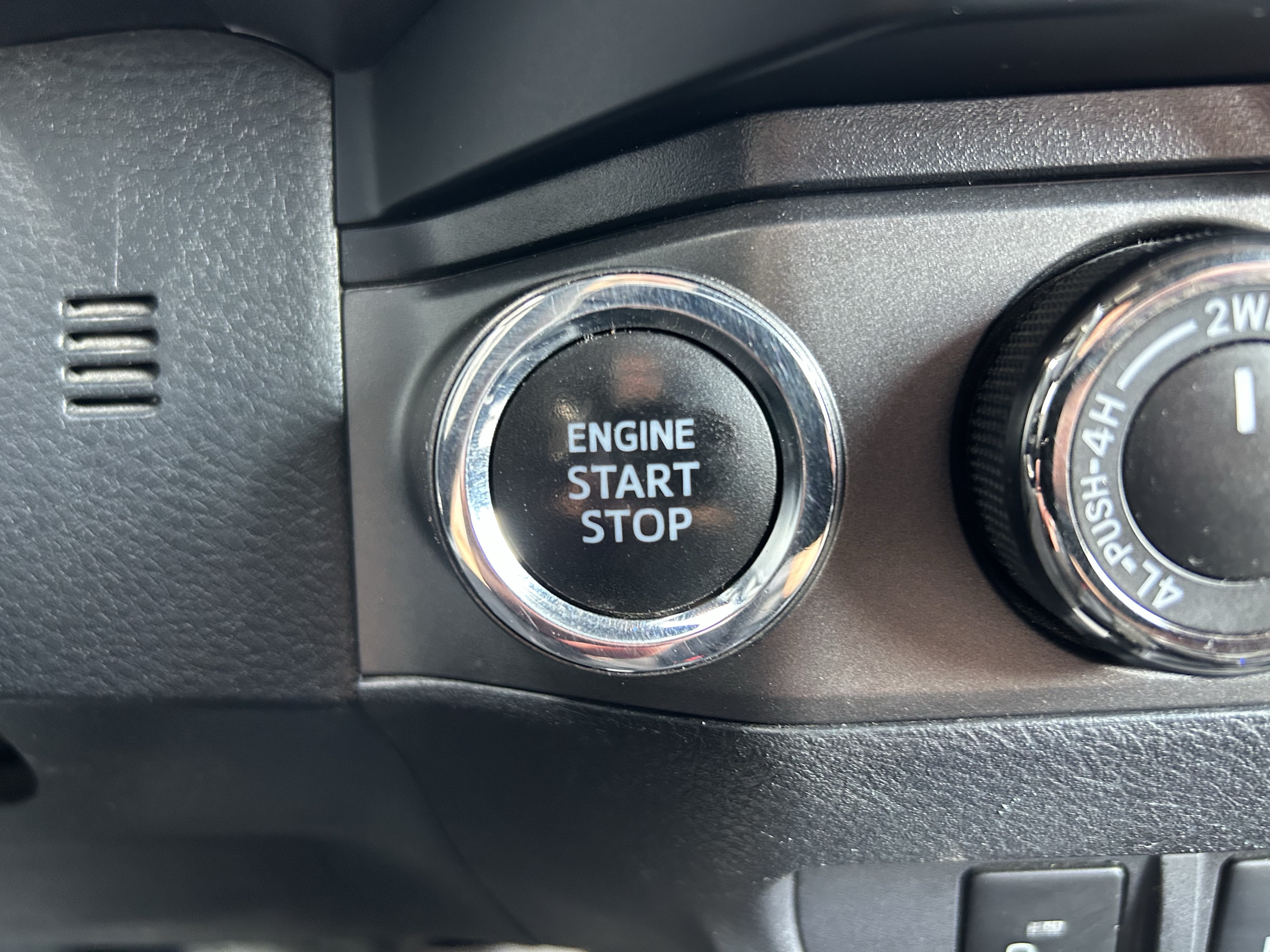 Used 2020 Toyota Tacoma TRD Sport w/ Technology Package AWD/4WD image 32