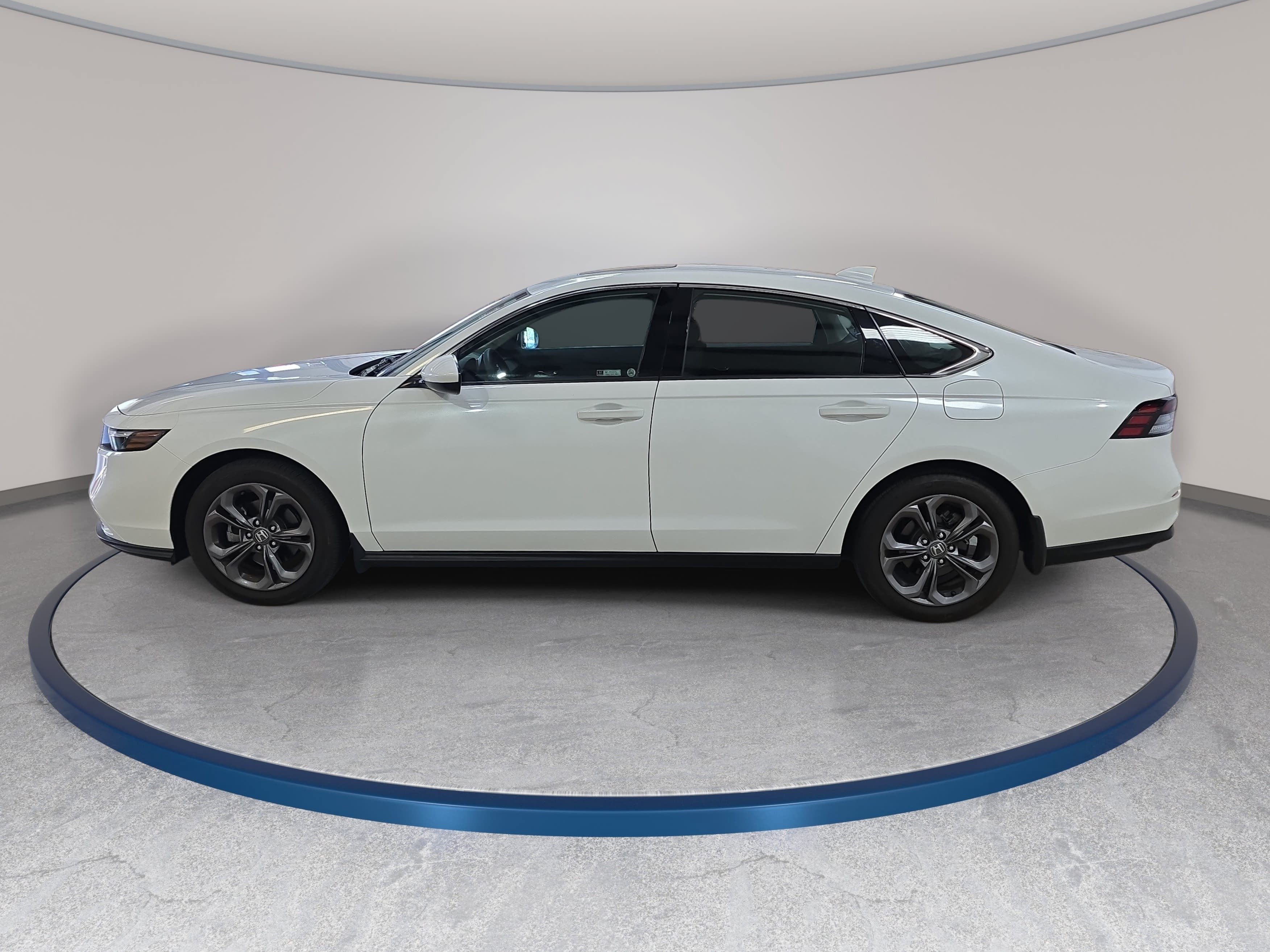 Used 2023 Honda Accord EX image 9
