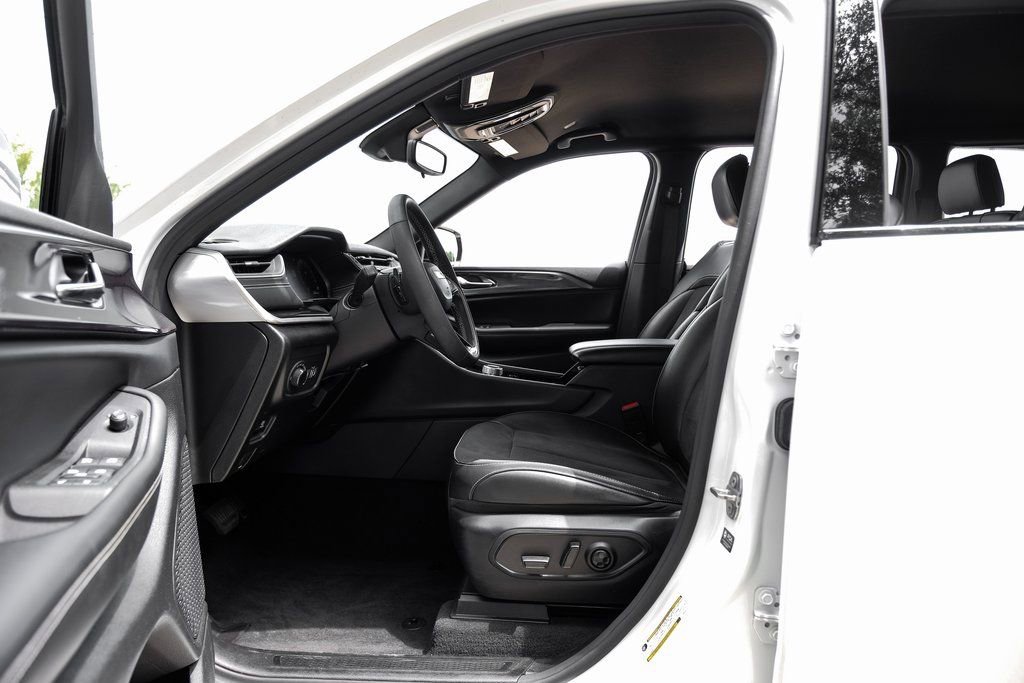 Used 2023 Jeep Grand Cherokee Altitude image 42