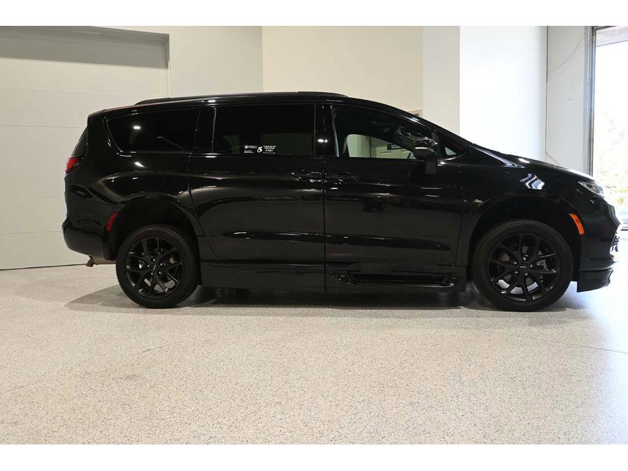 Used 2023 Chrysler Pacifica Touring-L w/ S Appearance Package image 5