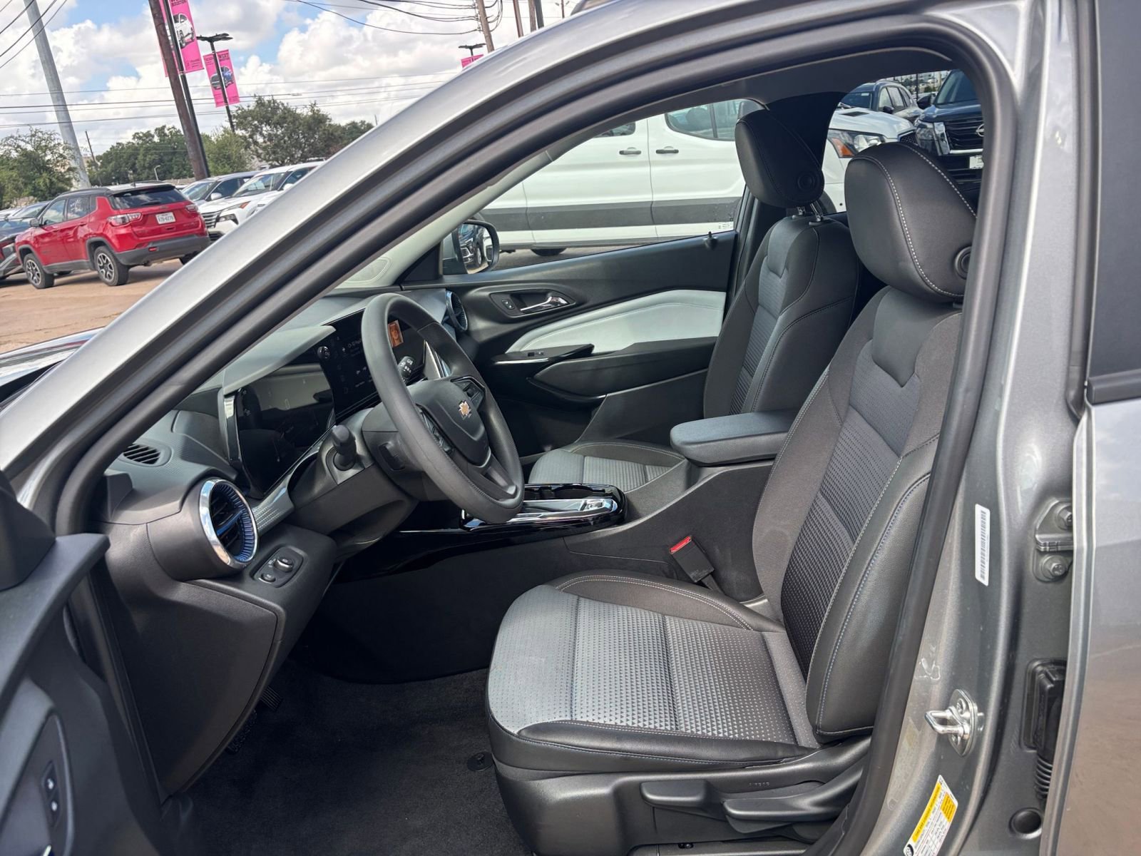 Used 2025 Chevrolet Trax LT FWD image 25