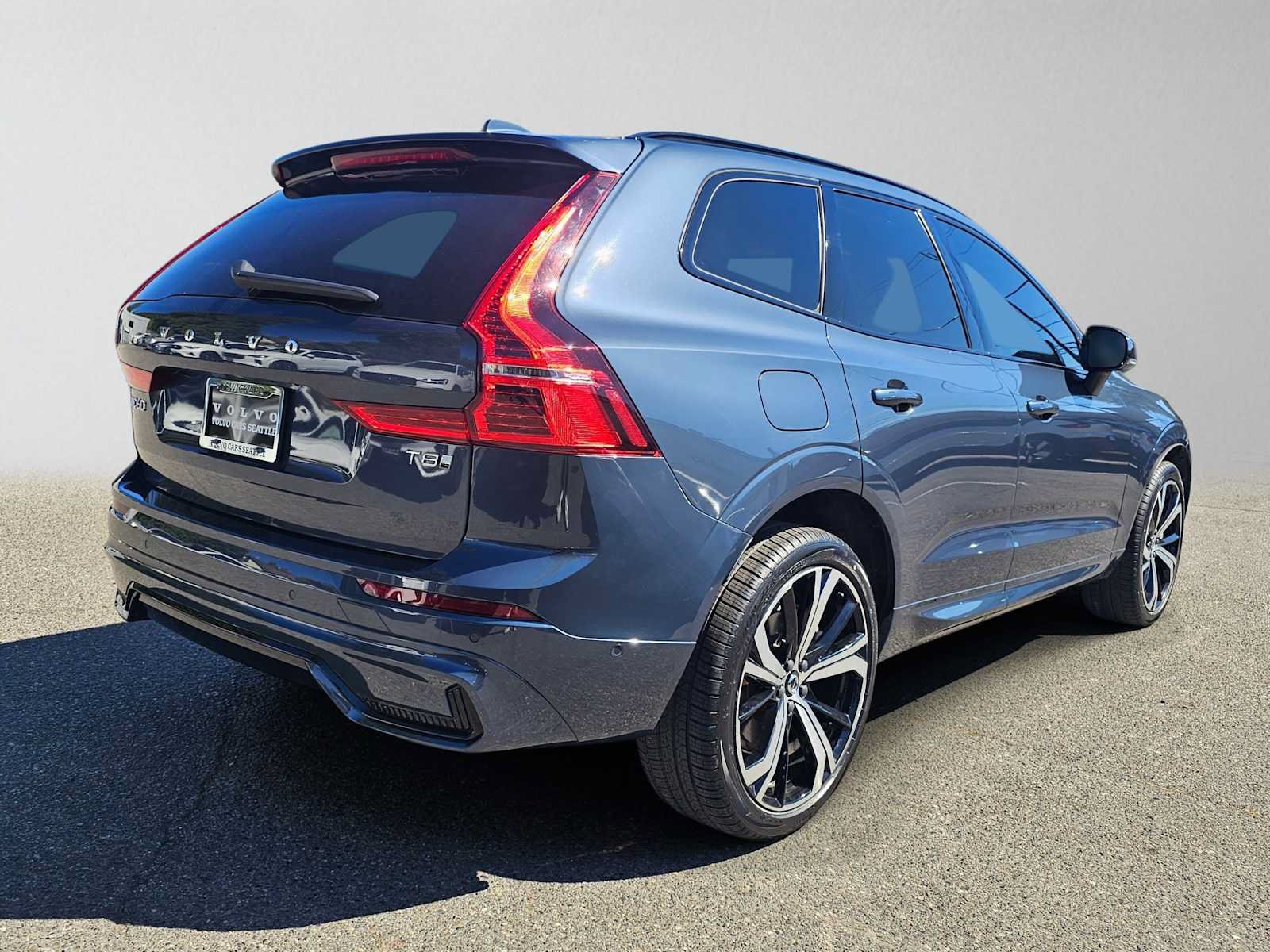Used 2025 Volvo XC60 T8 Ultra w/ Climate Package AWD/4WD image 3