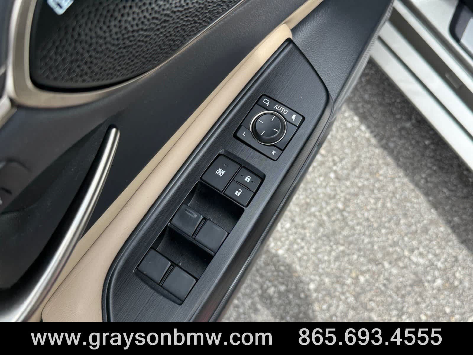 Used 2020 Lexus ES 300h Ultra Luxury w/ Accessory Package 2 FWD image 17