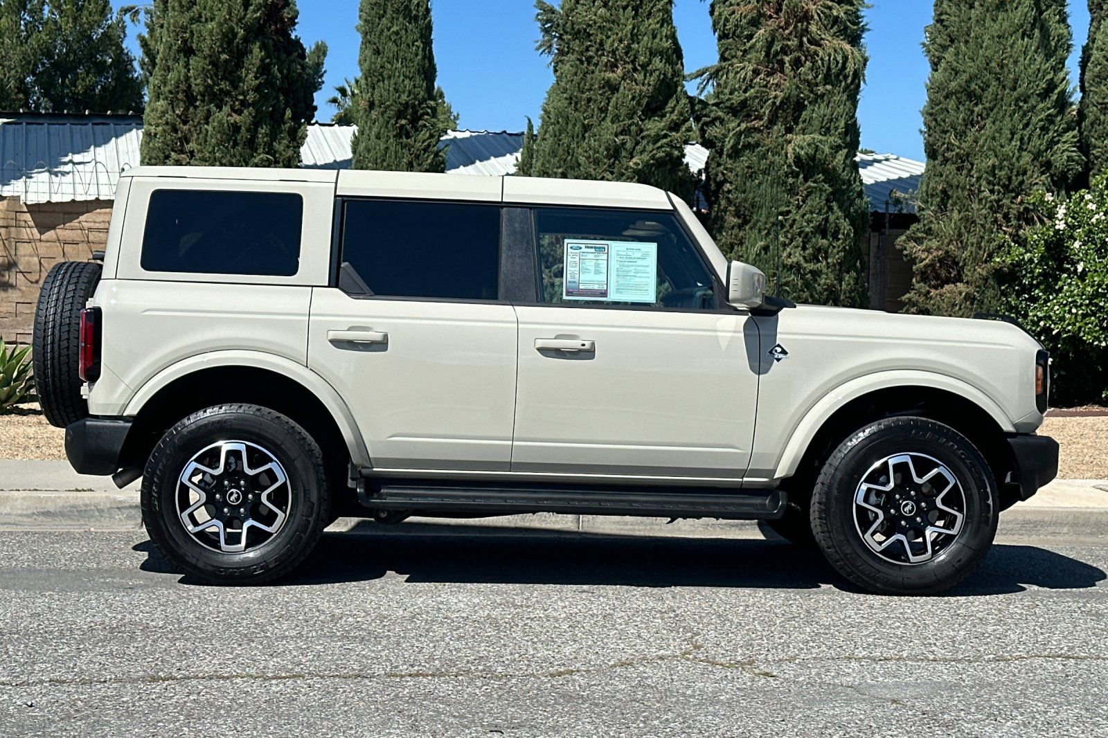 Used 2025 Ford Bronco Outer Banks AWD/4WD image 3