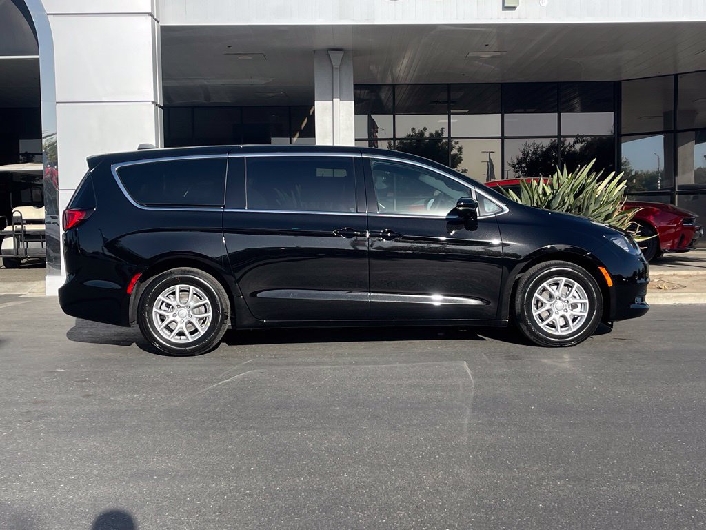 New 2027 Chrysler Pacifica LX FWD image 3