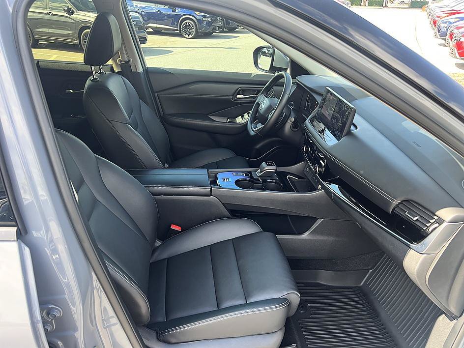 Certified 2025 Nissan Rogue SL w/ Tech Package FWD image 17
