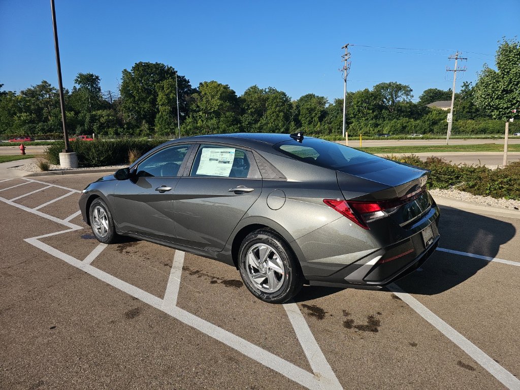 New 2026 Hyundai Elantra SE FWD image 3