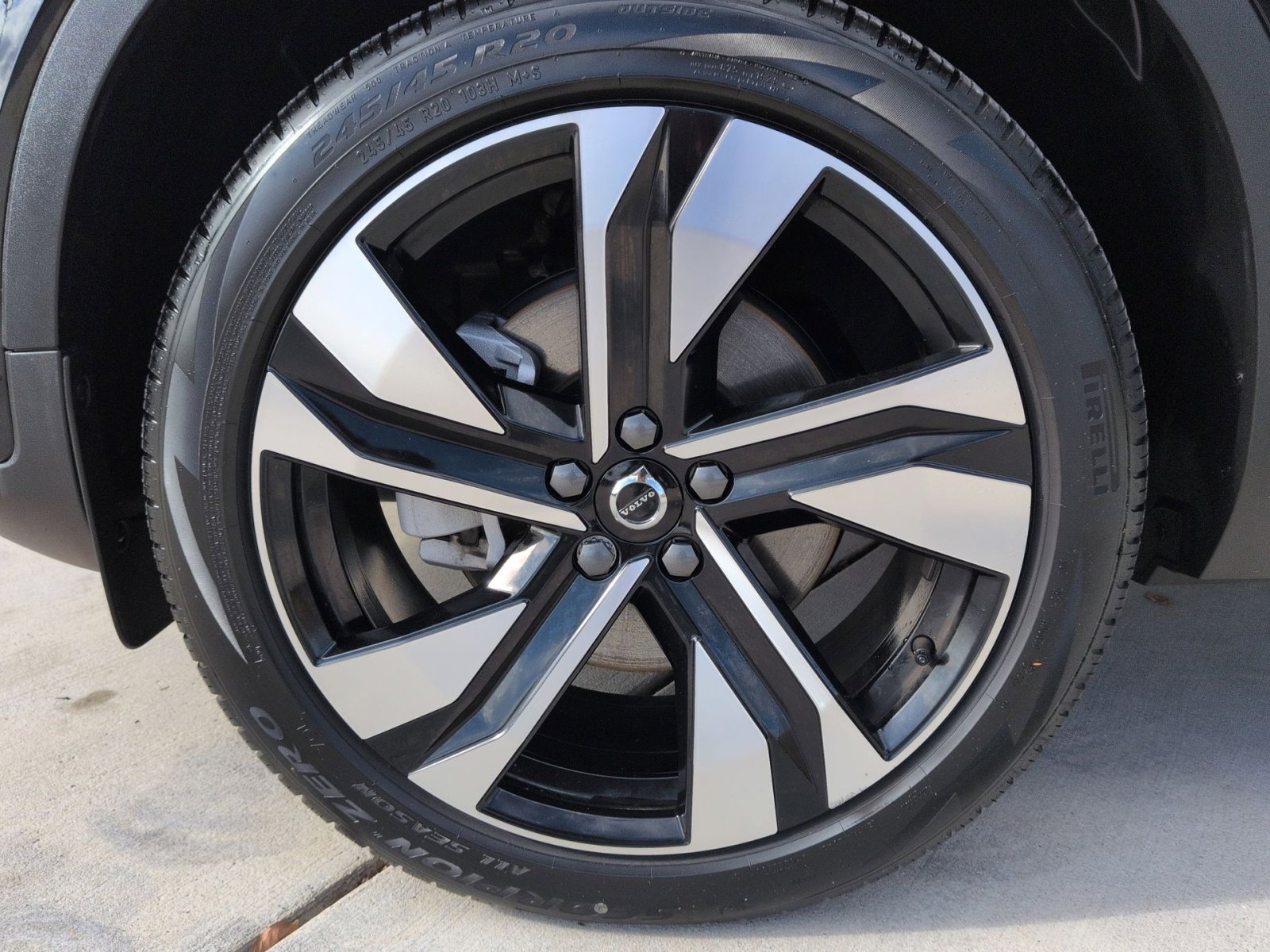 Certified 2024 Volvo XC40 B5 Ultimate w/ Protection Package Premier image 12