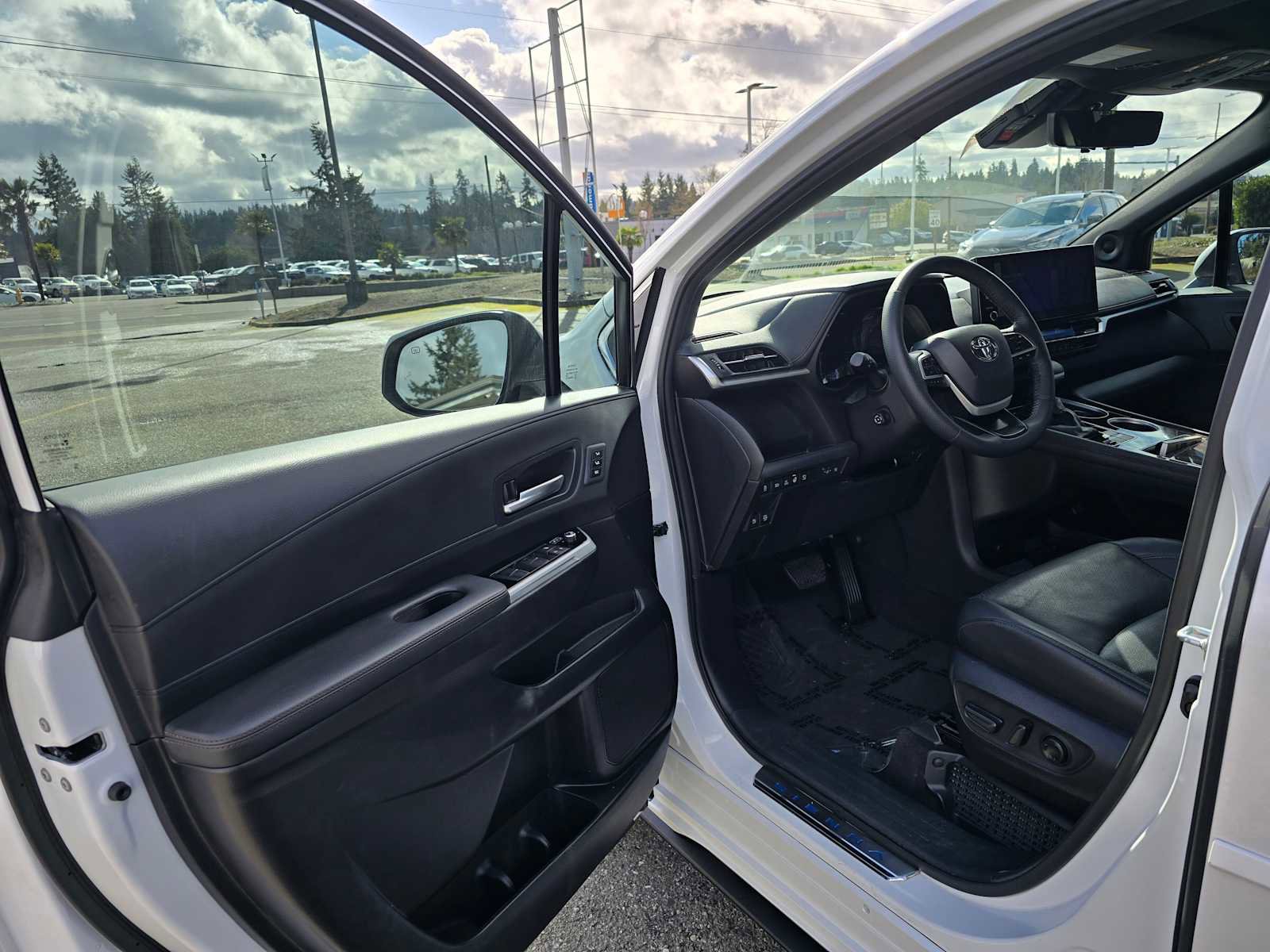 Used 2025 Toyota Sienna Platinum image 20