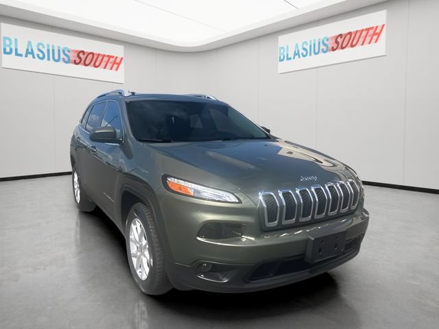 Used 2018 Jeep Cherokee Latitude Plus w/ Comfort/Convenience Group AWD/4WD image 1
