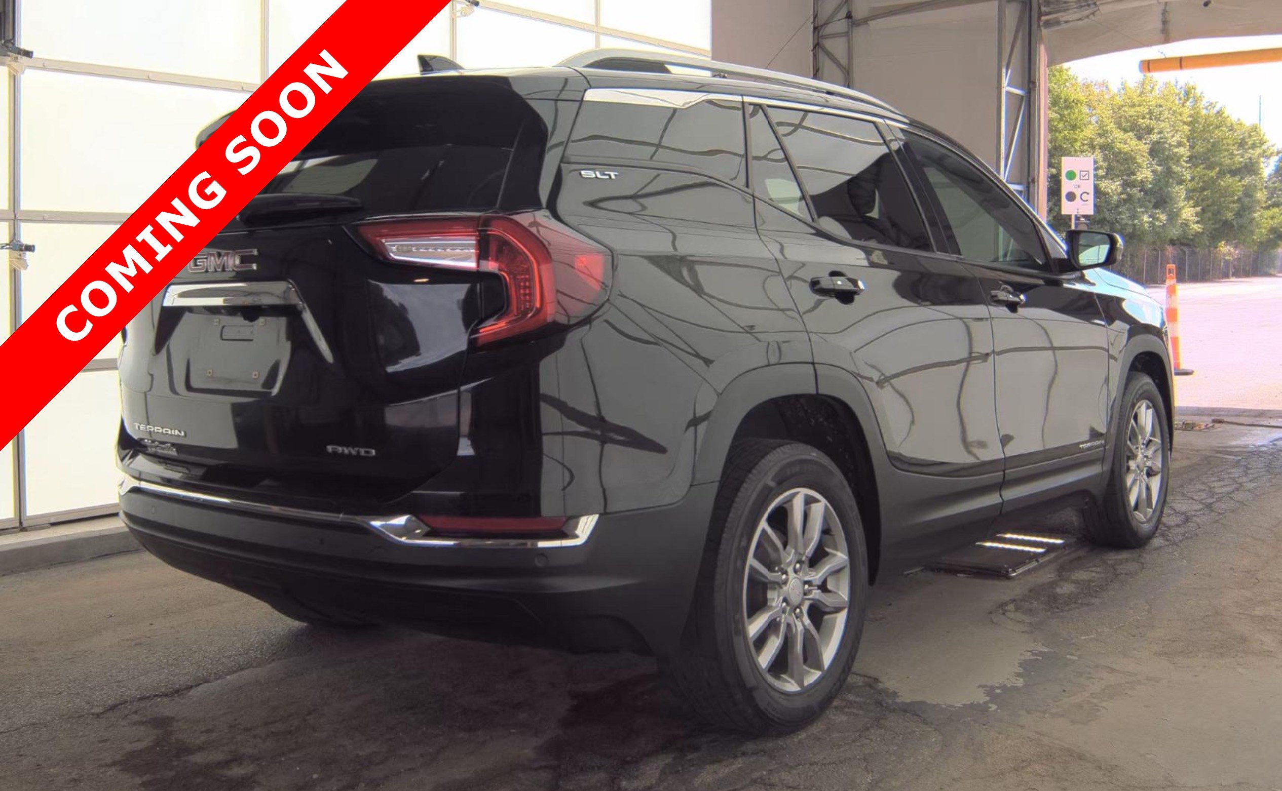 Used 2022 GMC Terrain SLT w/ Infotainment Package II AWD/4WD image 4