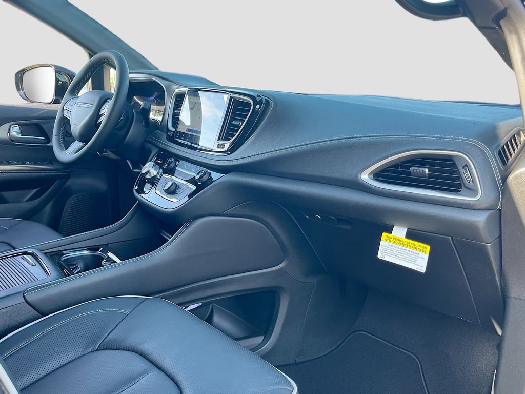New 2027 Chrysler Pacifica Limited FWD image 31