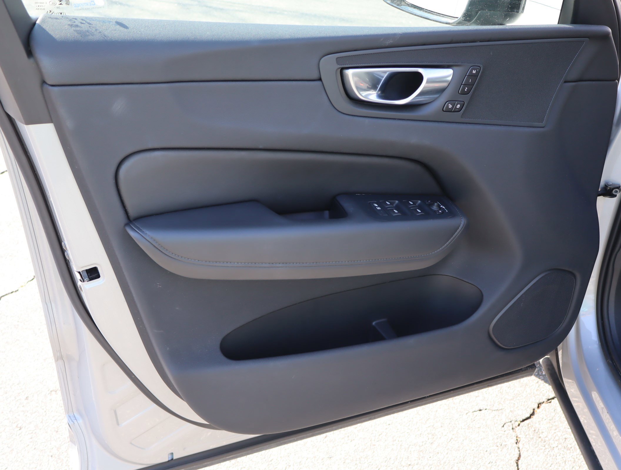 Used 2025 Volvo XC60 B5 Plus image 13