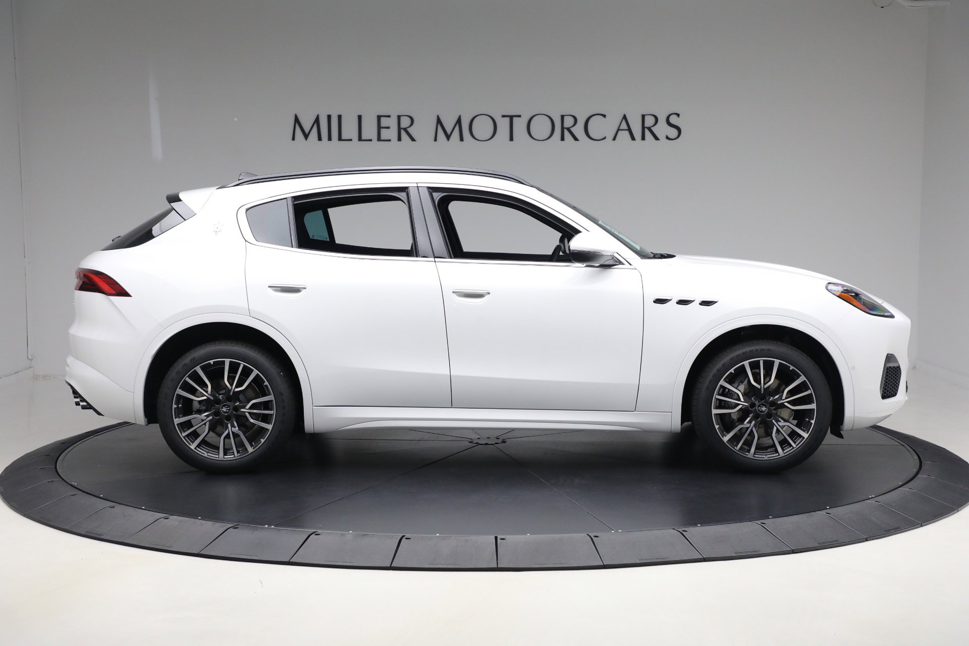 New 2025 Maserati Grecale GT image 9