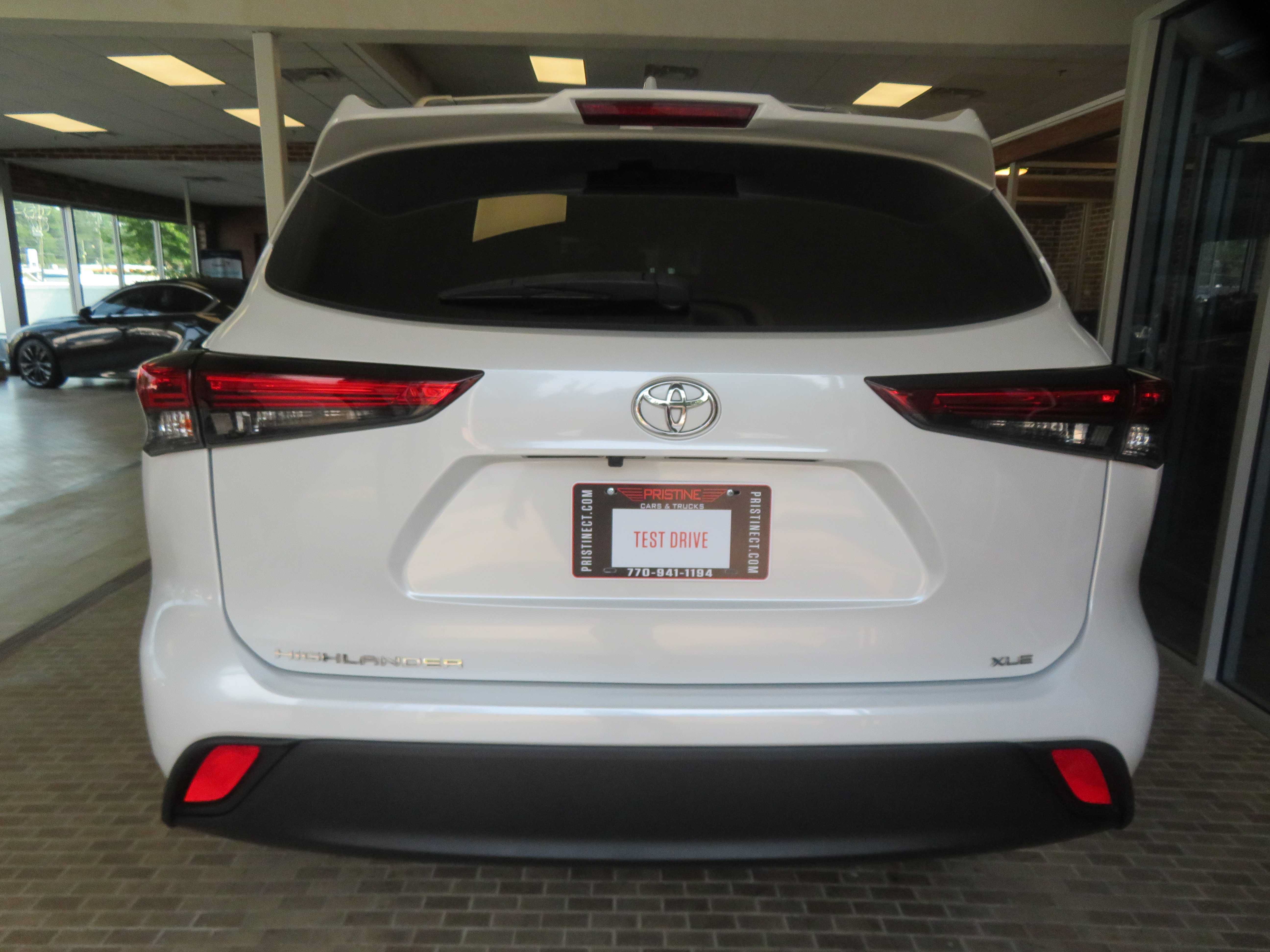 Used 2023 Toyota Highlander XLE FWD image 5