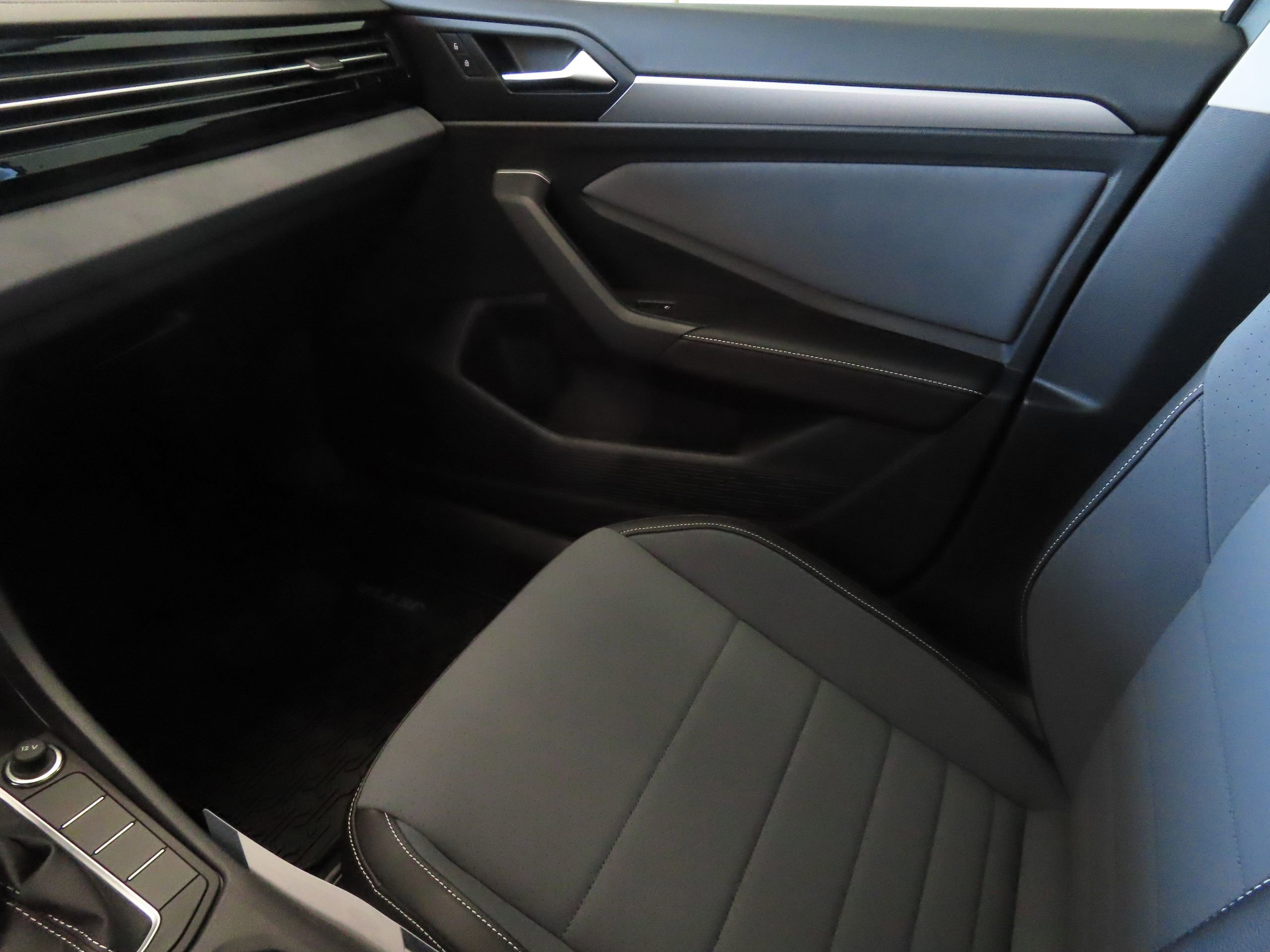 New 2025 Volkswagen Jetta SE FWD image 19