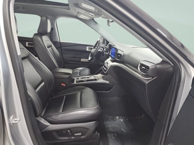 Used 2021 Ford Explorer XLT w/ Equipment Group 202A AWD/4WD image 14
