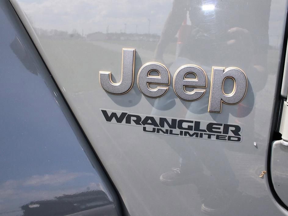 Used 2022 Jeep Wrangler Unlimited Rubicon w/ Xtreme Recon 35" Tire Package AWD/4WD image 14