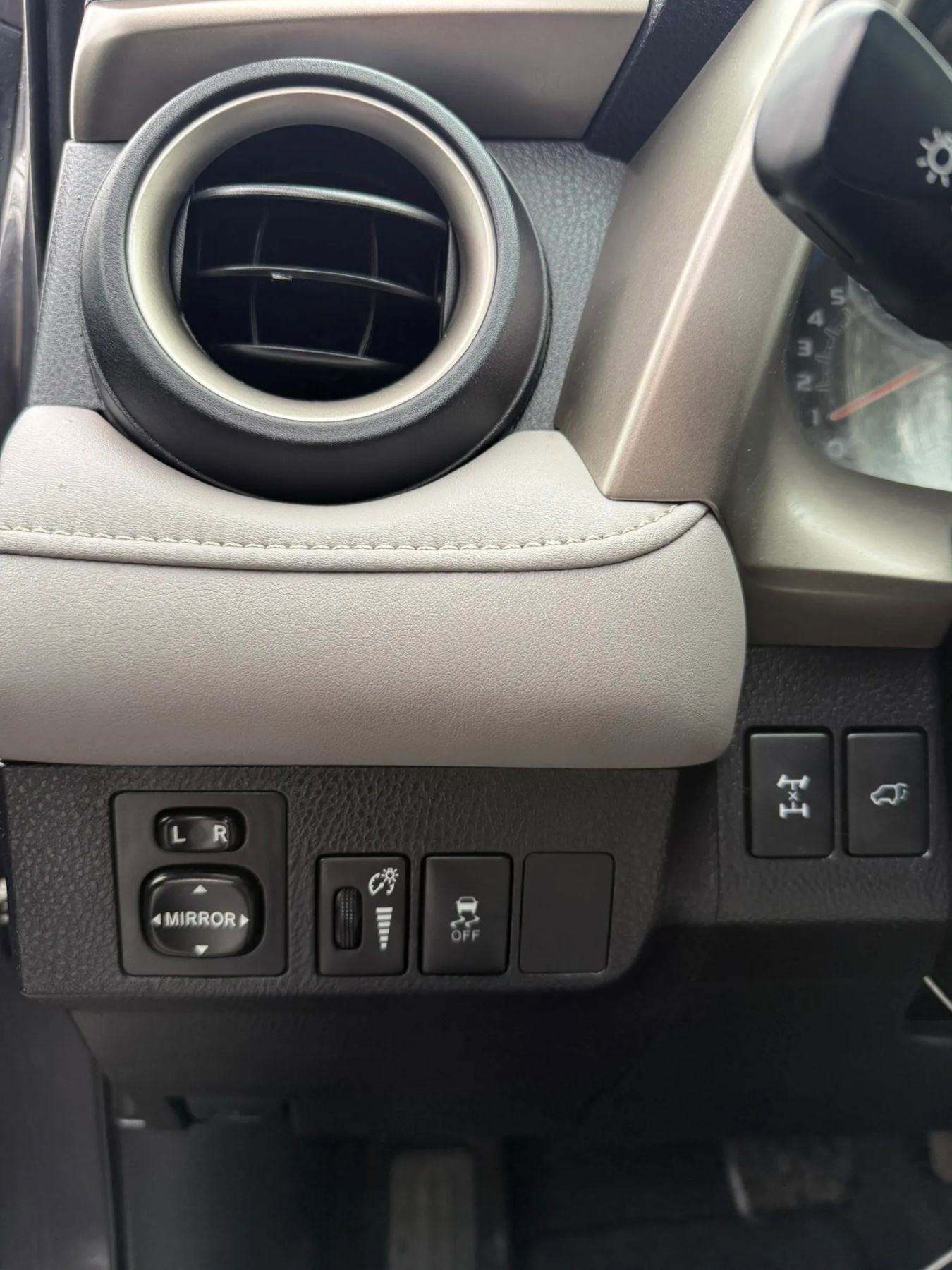 Used 2015 Toyota RAV4 Limited image 27