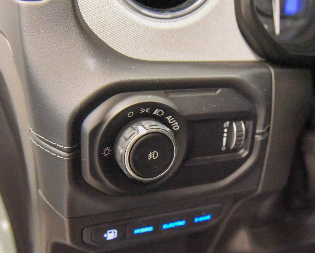 Used 2024 Jeep Wrangler Unlimited Sahara w/ Technology Group image 16