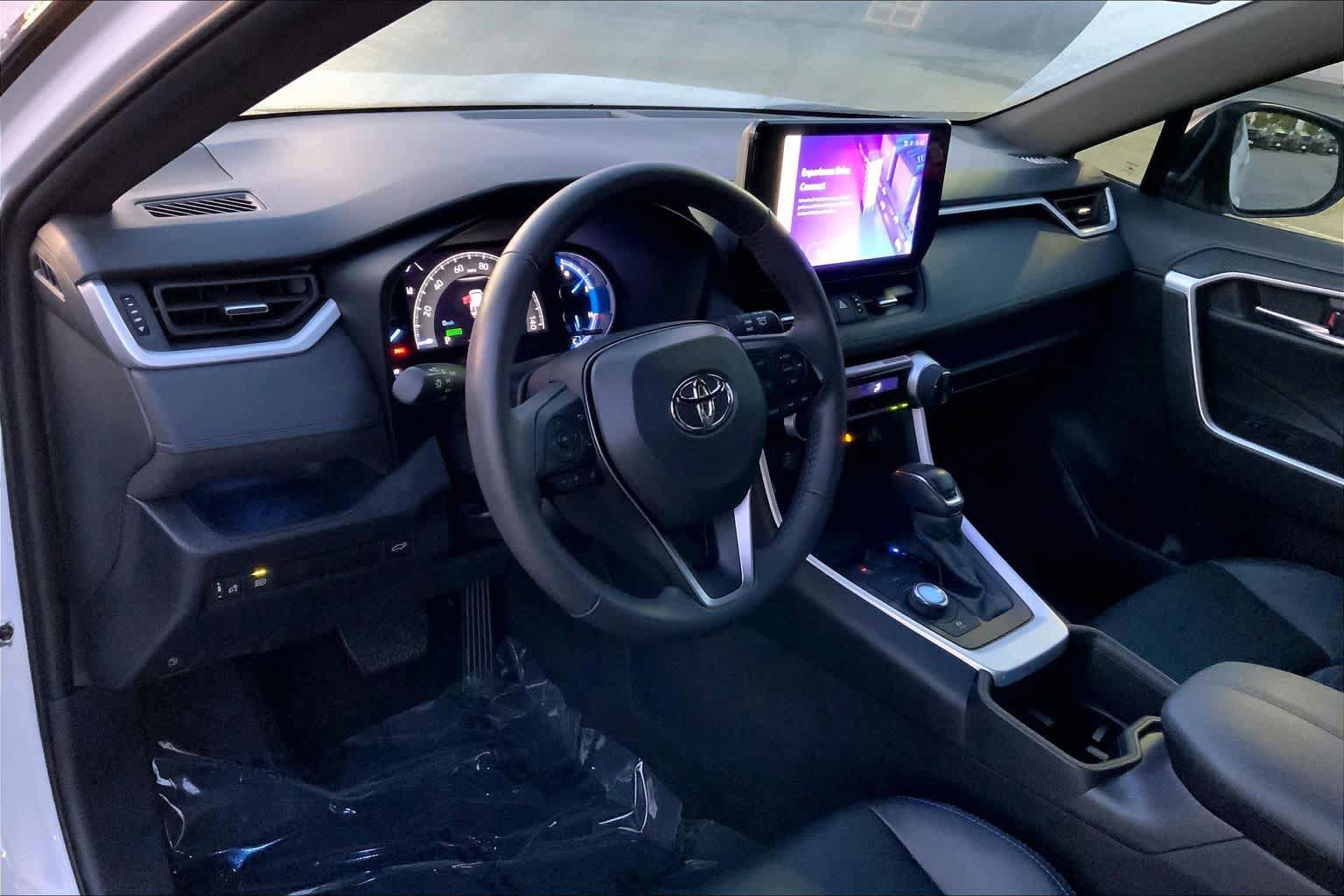 Used 2024 Toyota RAV4 XSE AWD/4WD image 17