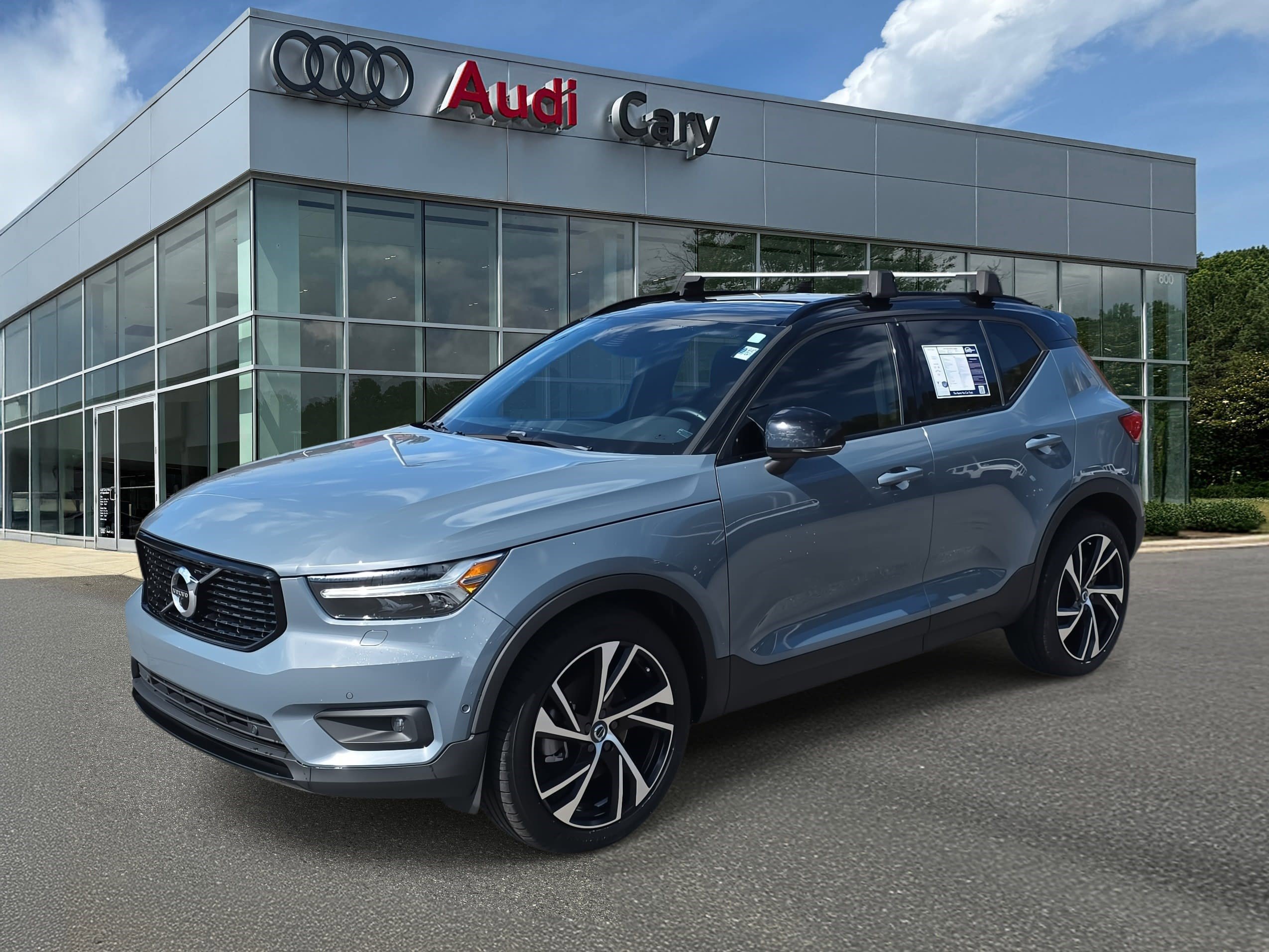 Used 2022 Volvo XC40 T5 R-Design w/ Advanced Package