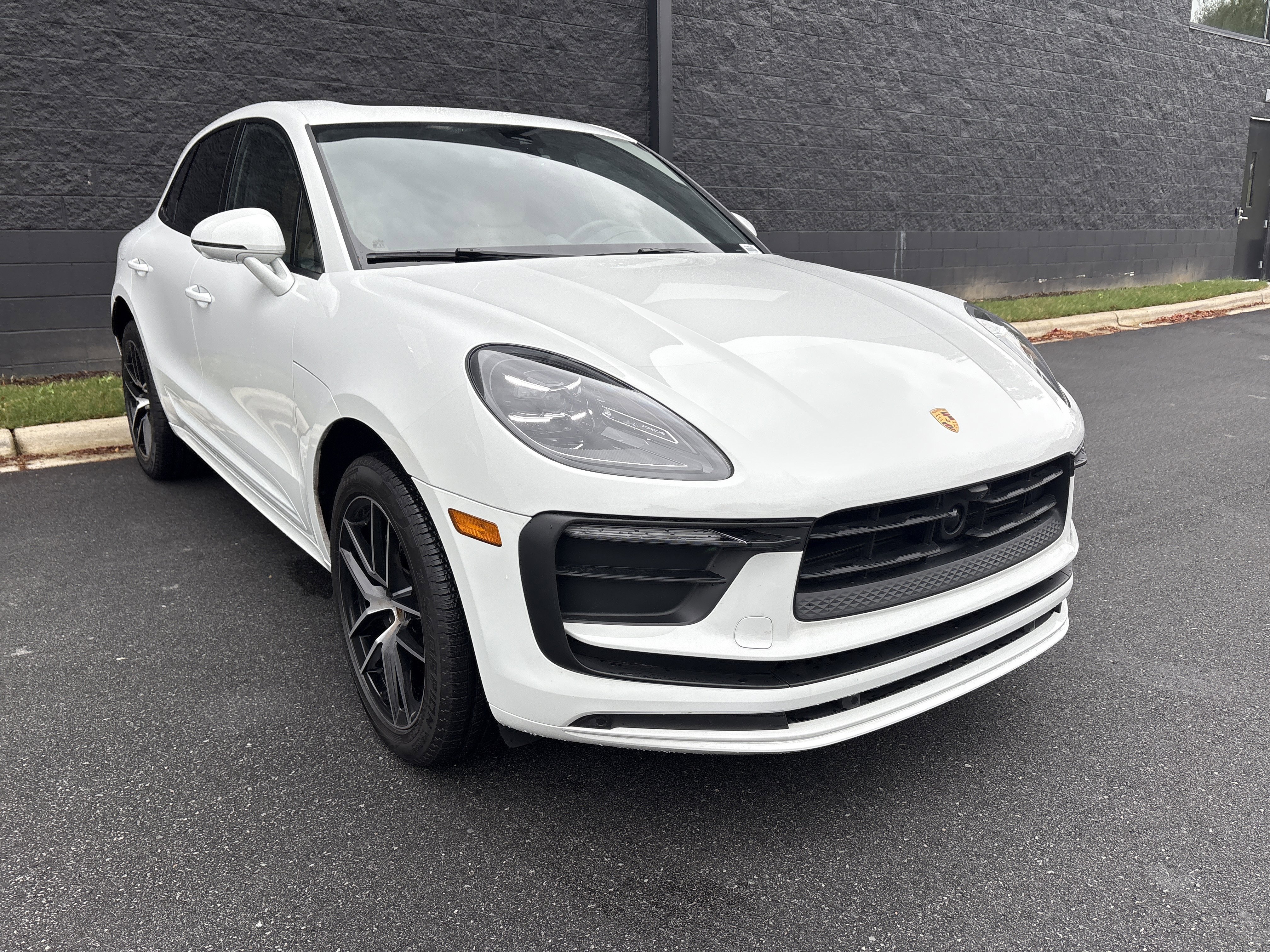 Certified 2025 Porsche Macan image 8