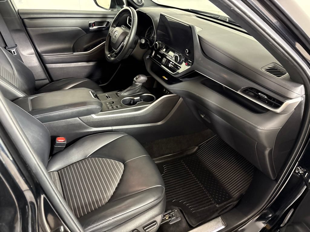 Used 2023 Toyota Highlander XSE FWD image 17