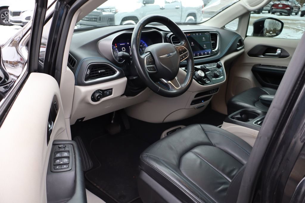 Used 2021 Chrysler Pacifica Touring-L w/ Uconnect Theater Family Group image 12