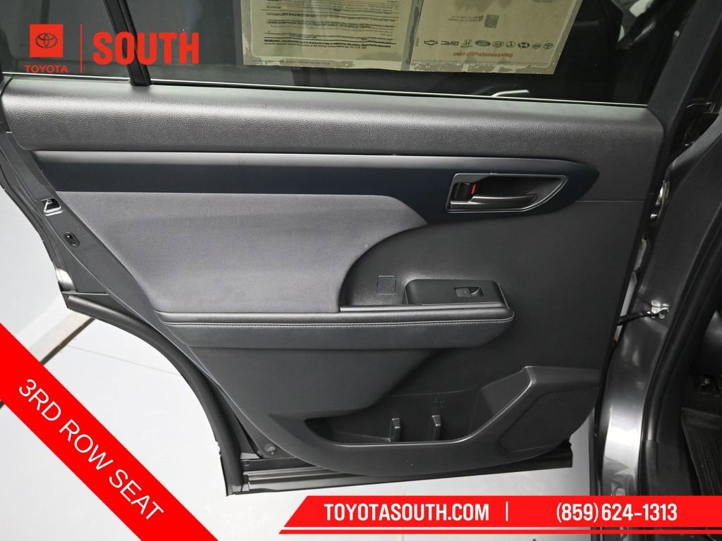 Used 2023 Toyota Highlander L FWD image 27