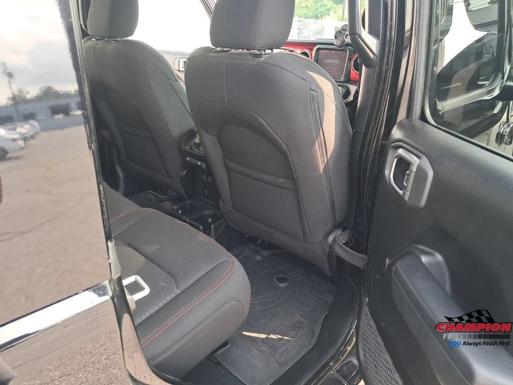 Used 2023 Jeep Wrangler Unlimited Rubicon w/ Cold Weather Group AWD/4WD image 19