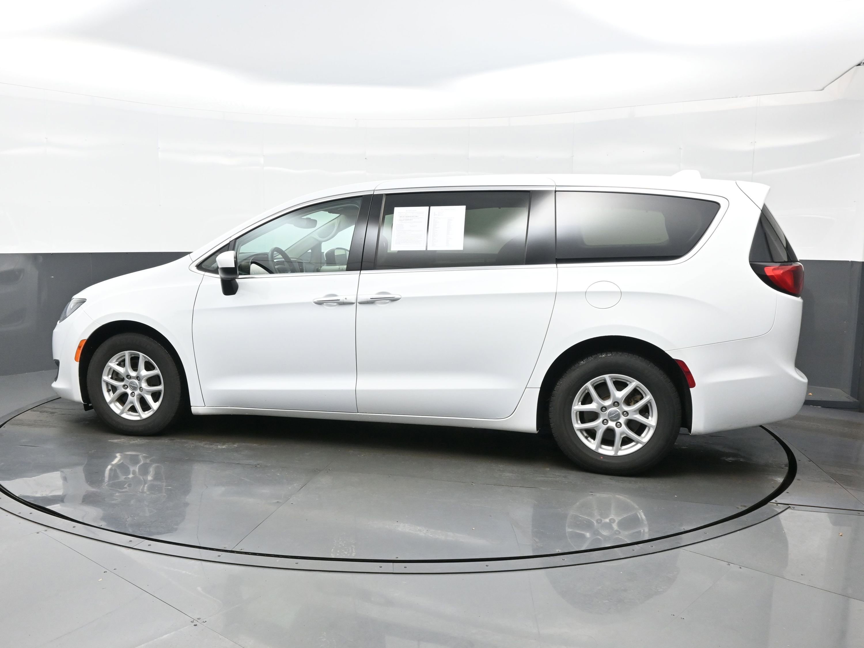Used 2017 Chrysler Pacifica Touring Plus image 3