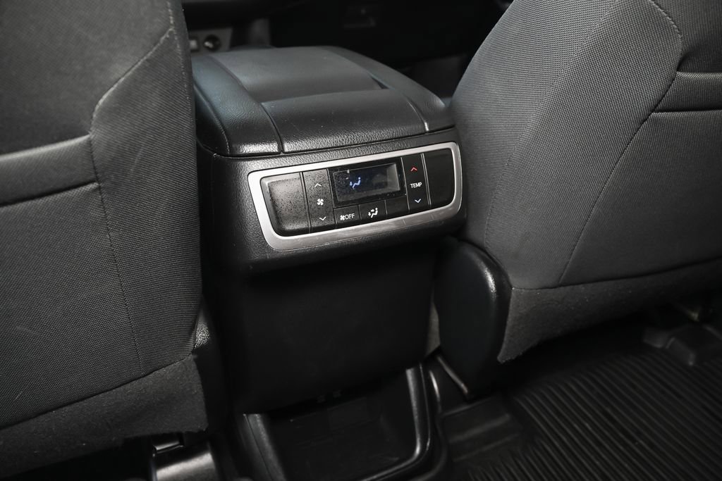 Used 2019 Toyota Highlander LE FWD image 35