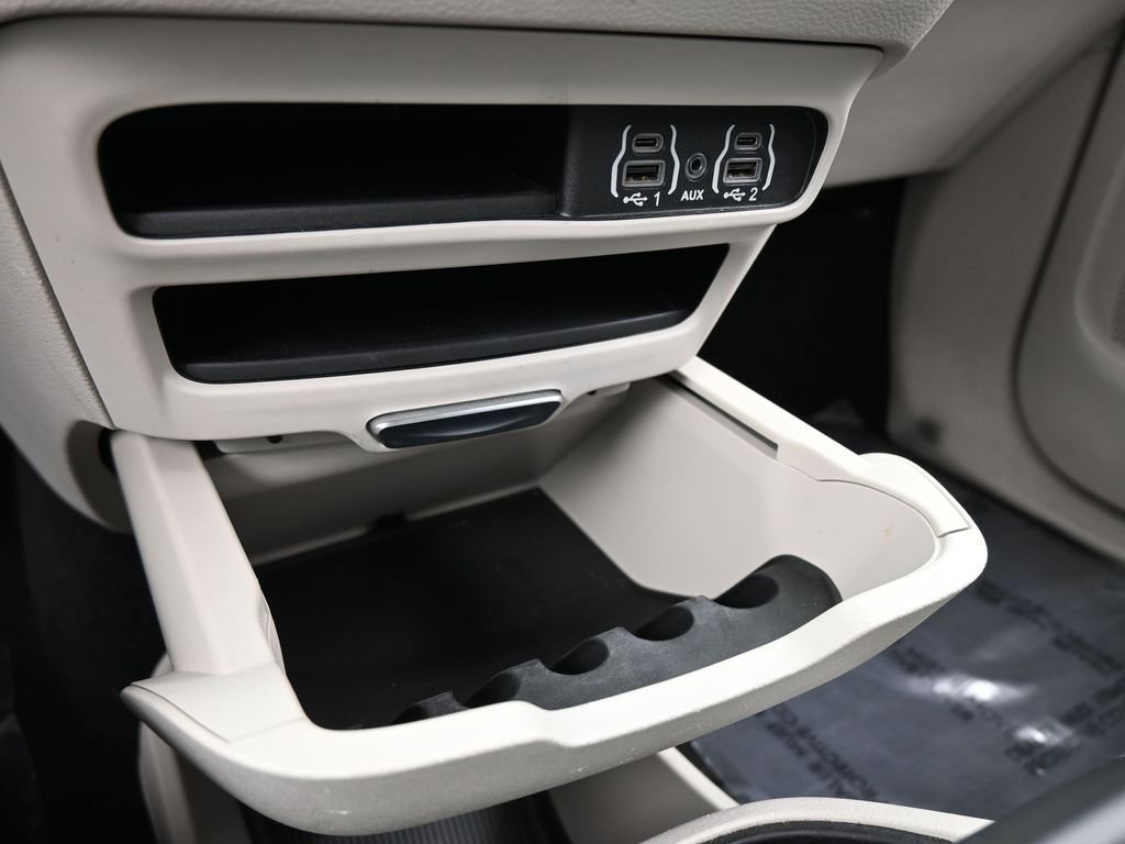Used 2023 Chrysler Pacifica Touring-L image 26