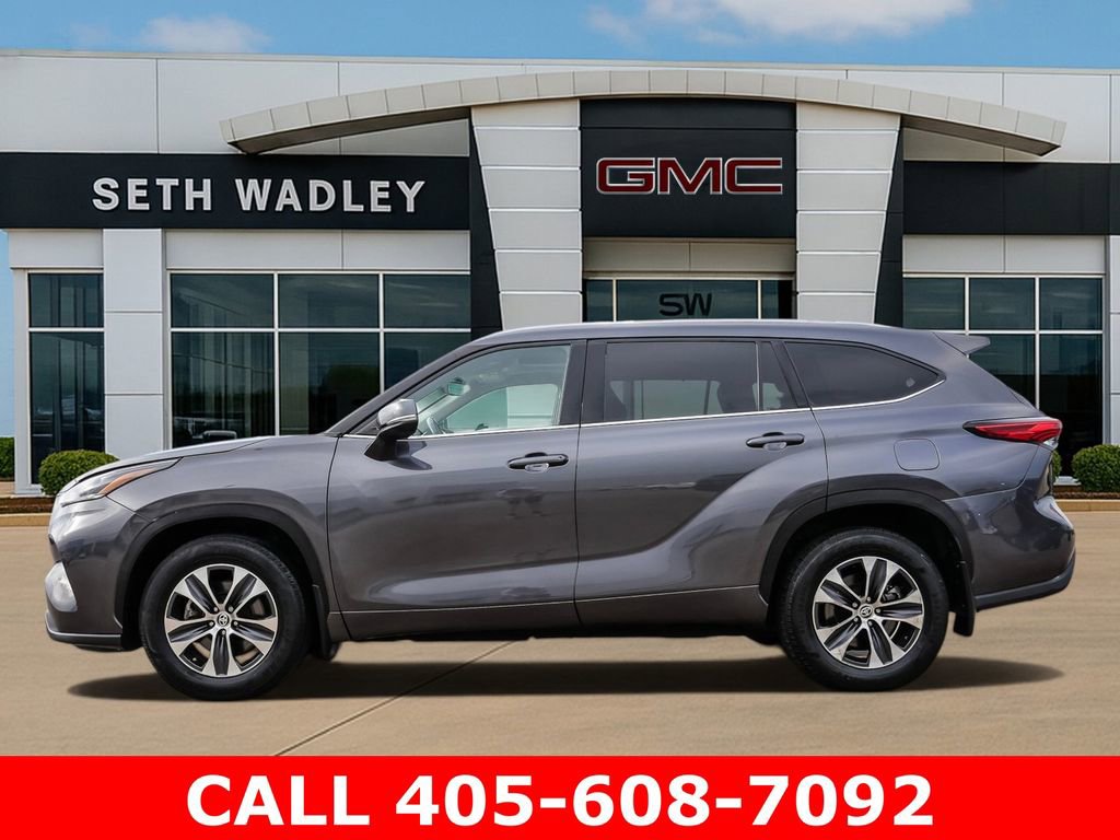 Used 2021 Toyota Highlander XLE AWD/4WD image 4