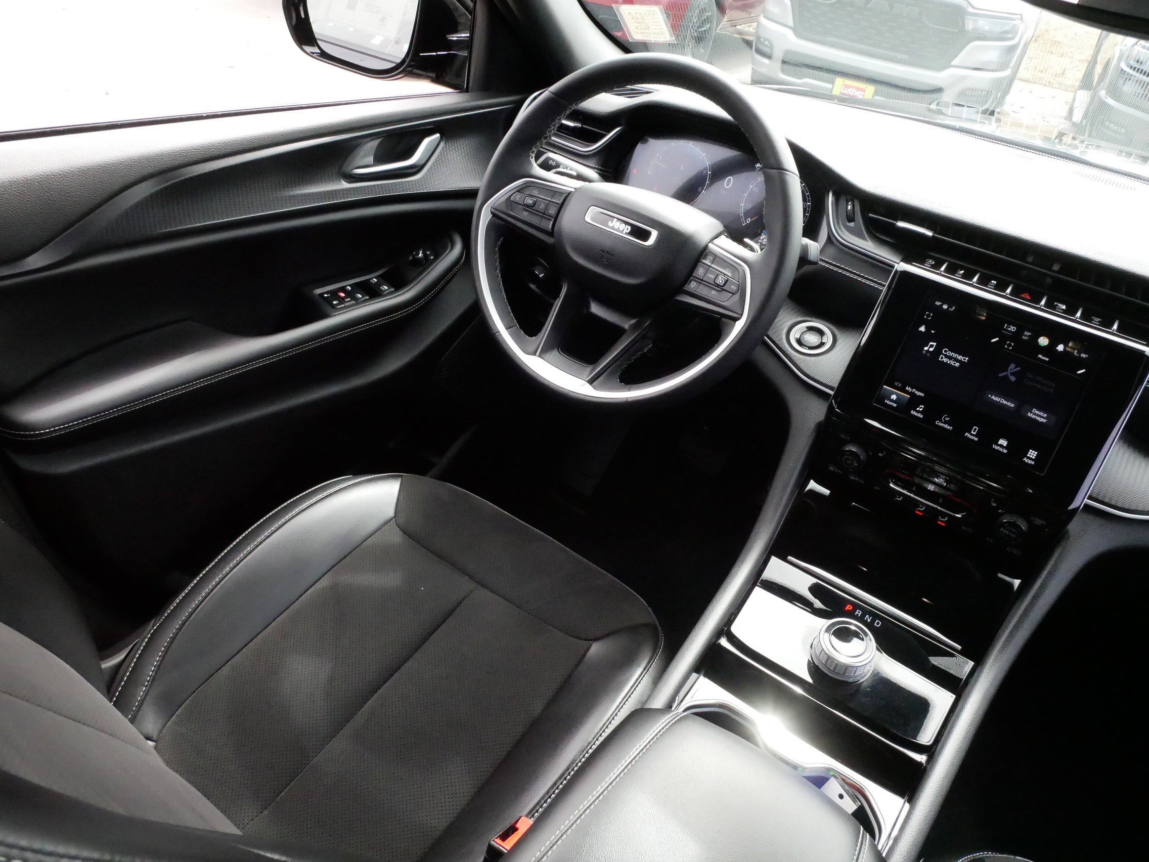 Used 2023 Jeep Grand Cherokee Altitude image 9