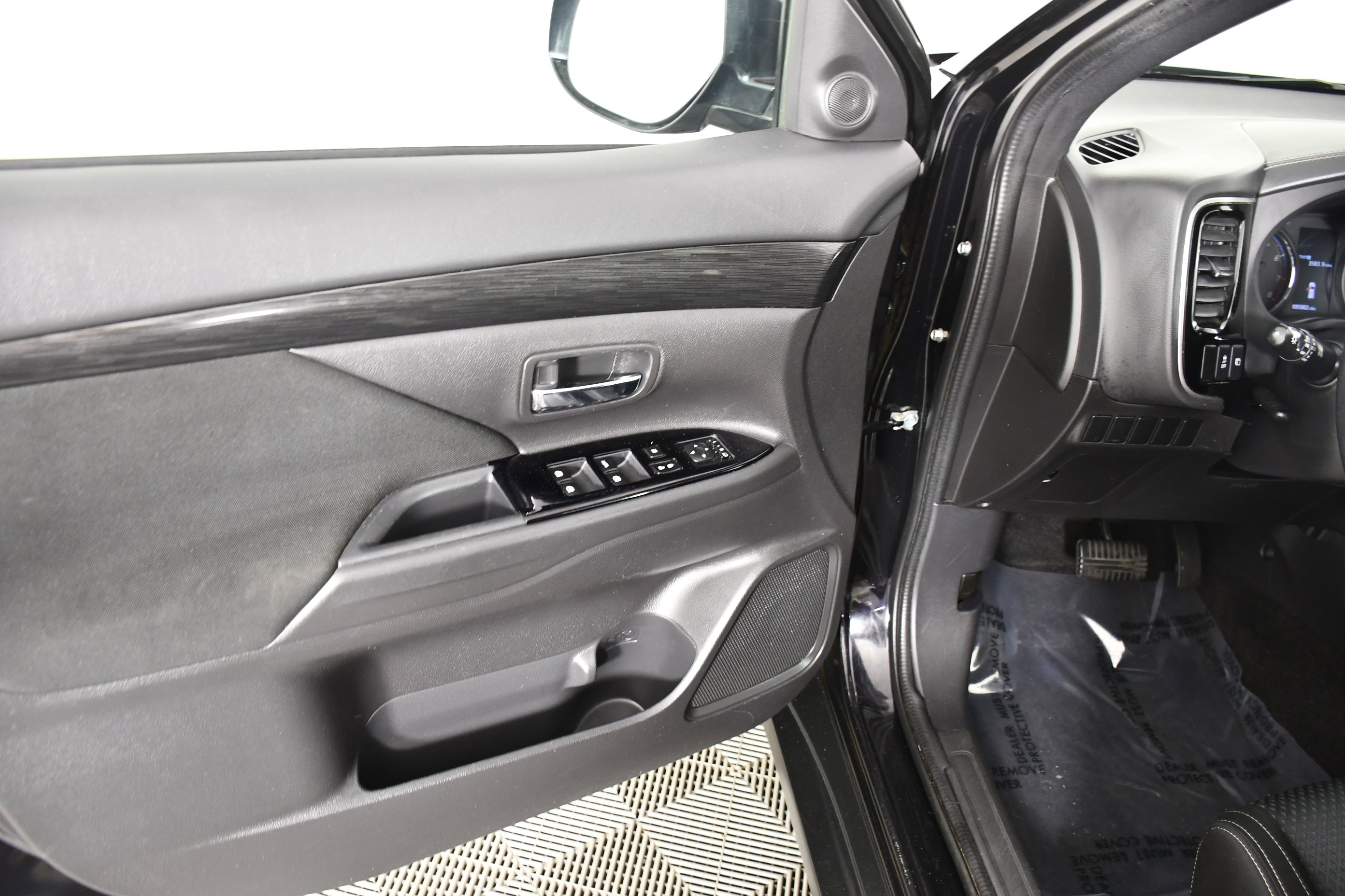 Used 2018 Mitsubishi Outlander LE AWD/4WD image 36