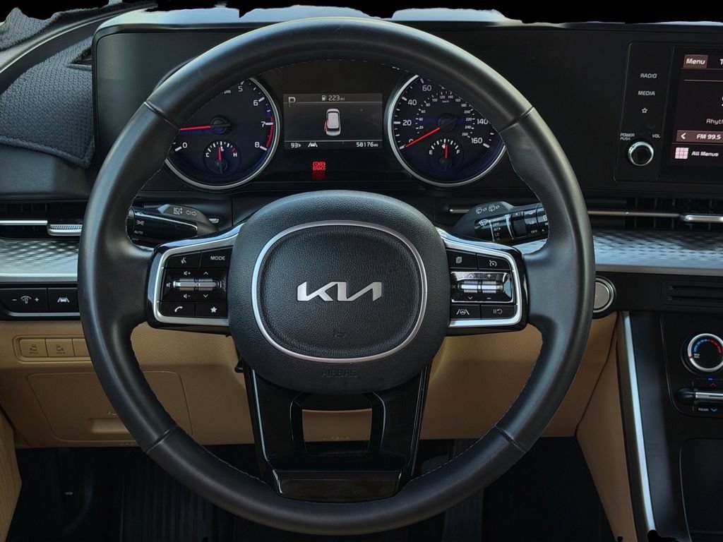 Used 2024 Kia Carnival LX FWD image 21