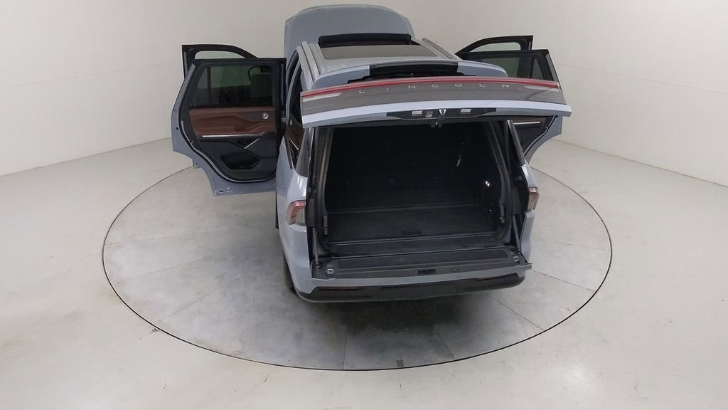 Used 2025 Lincoln Navigator Reserve image 56