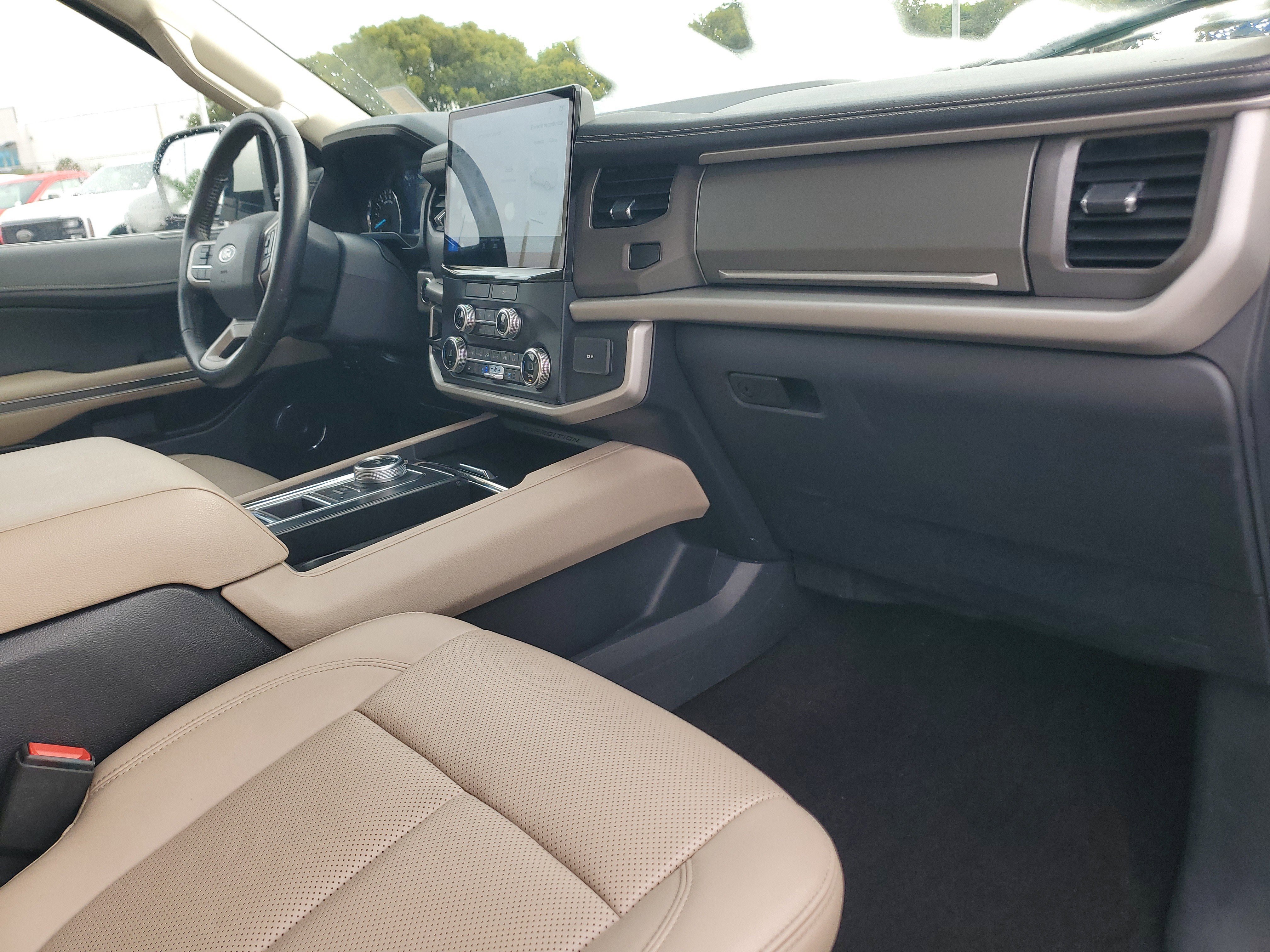 Used 2022 Ford Expedition XLT image 18