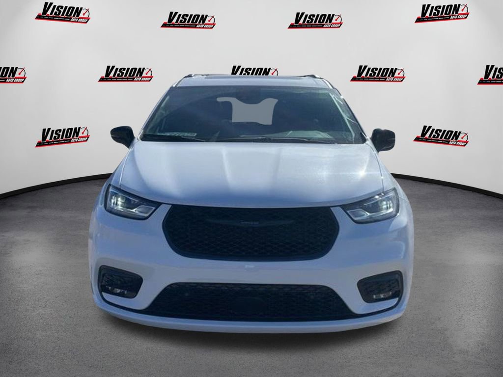 Used 2024 Chrysler Pacifica Limited w/ Uconnect Theater Family Group image 7