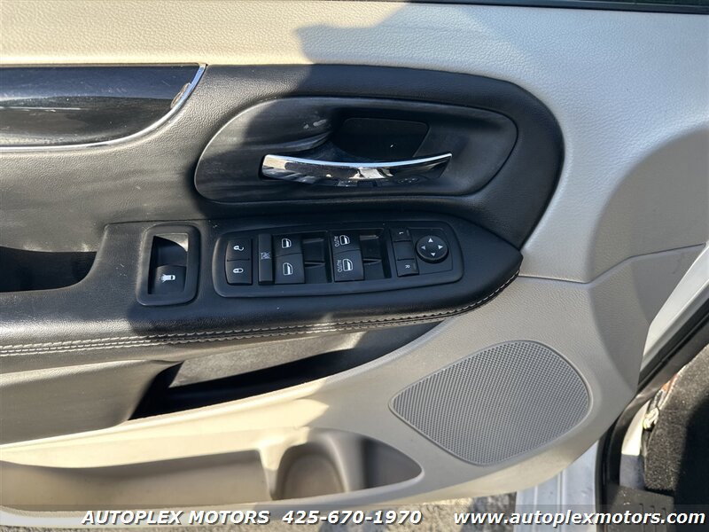 Used 2017 Dodge Grand Caravan SXT FWD image 19