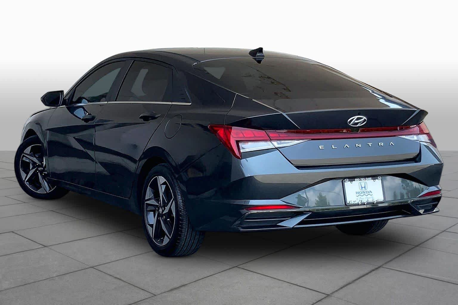 Used 2022 Hyundai Elantra SEL w/ Convenience + Premium Package FWD image 12