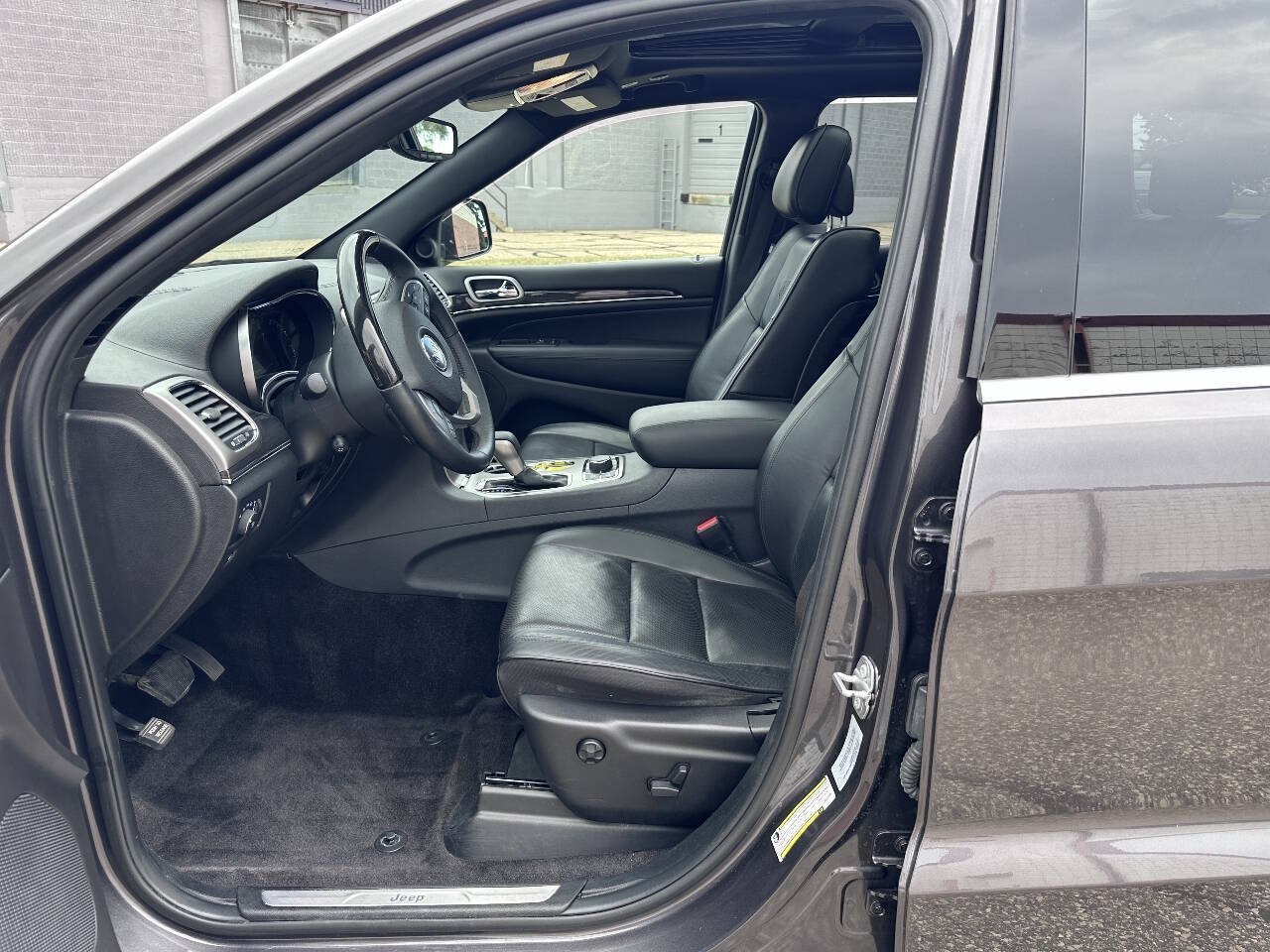 Used 2018 Jeep Grand Cherokee Overland AWD/4WD image 9