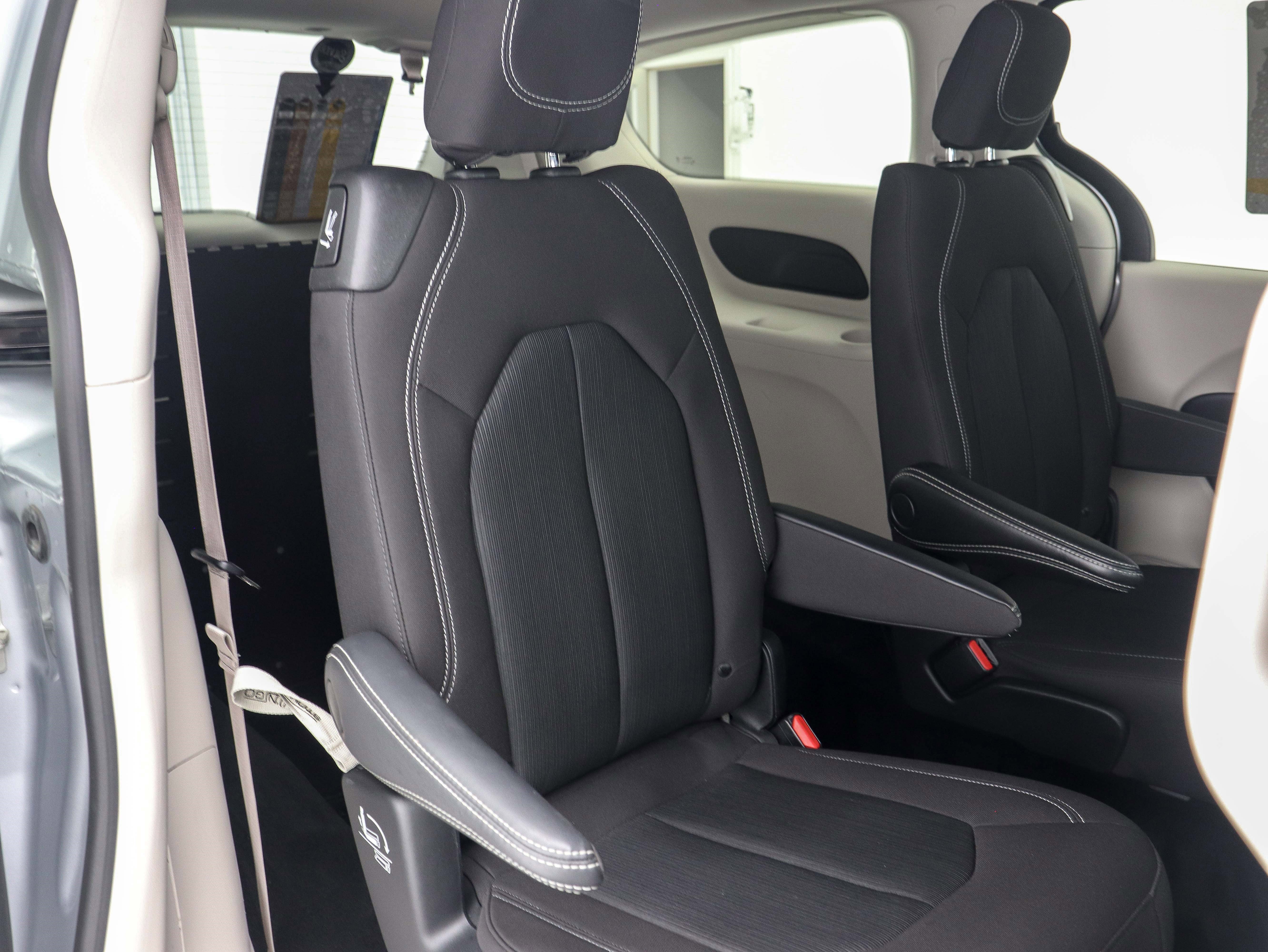 Used 2023 Chrysler Voyager LX image 16
