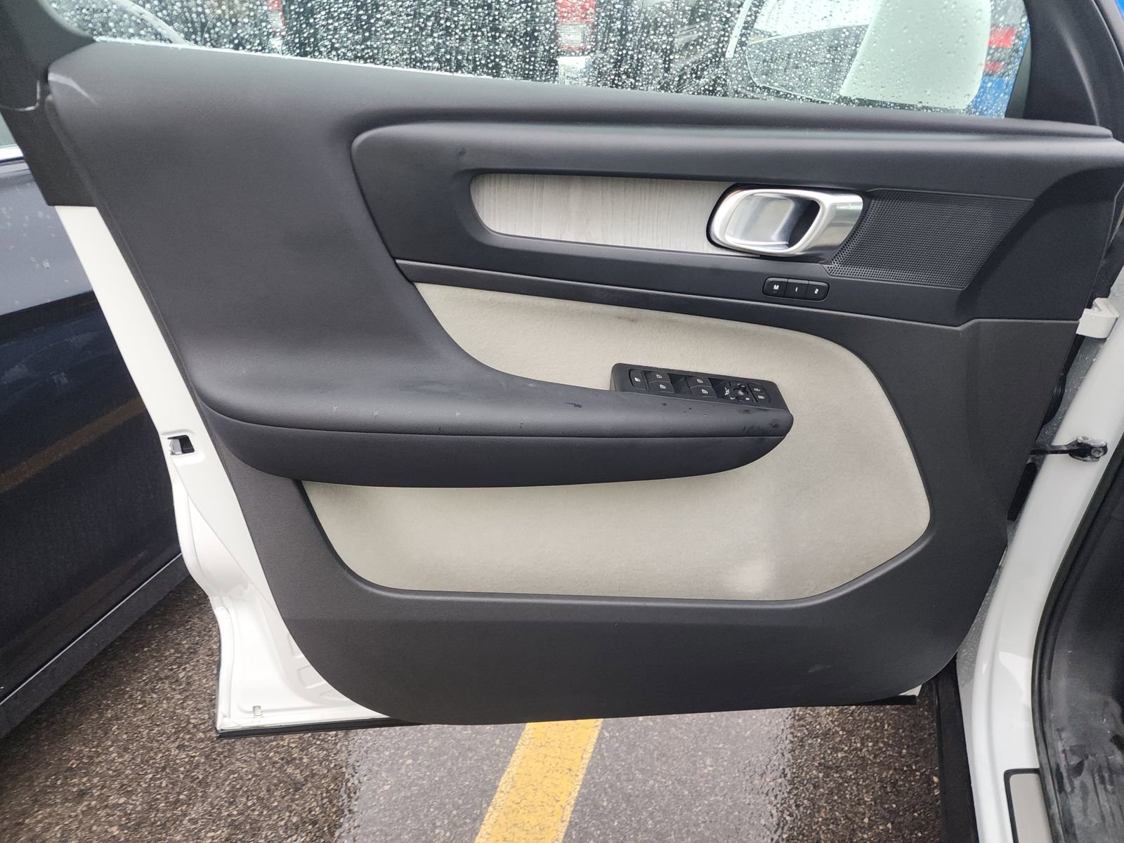 Used 2023 Volvo XC40 B4 Plus w/ Driver Assist Package FWD image 16